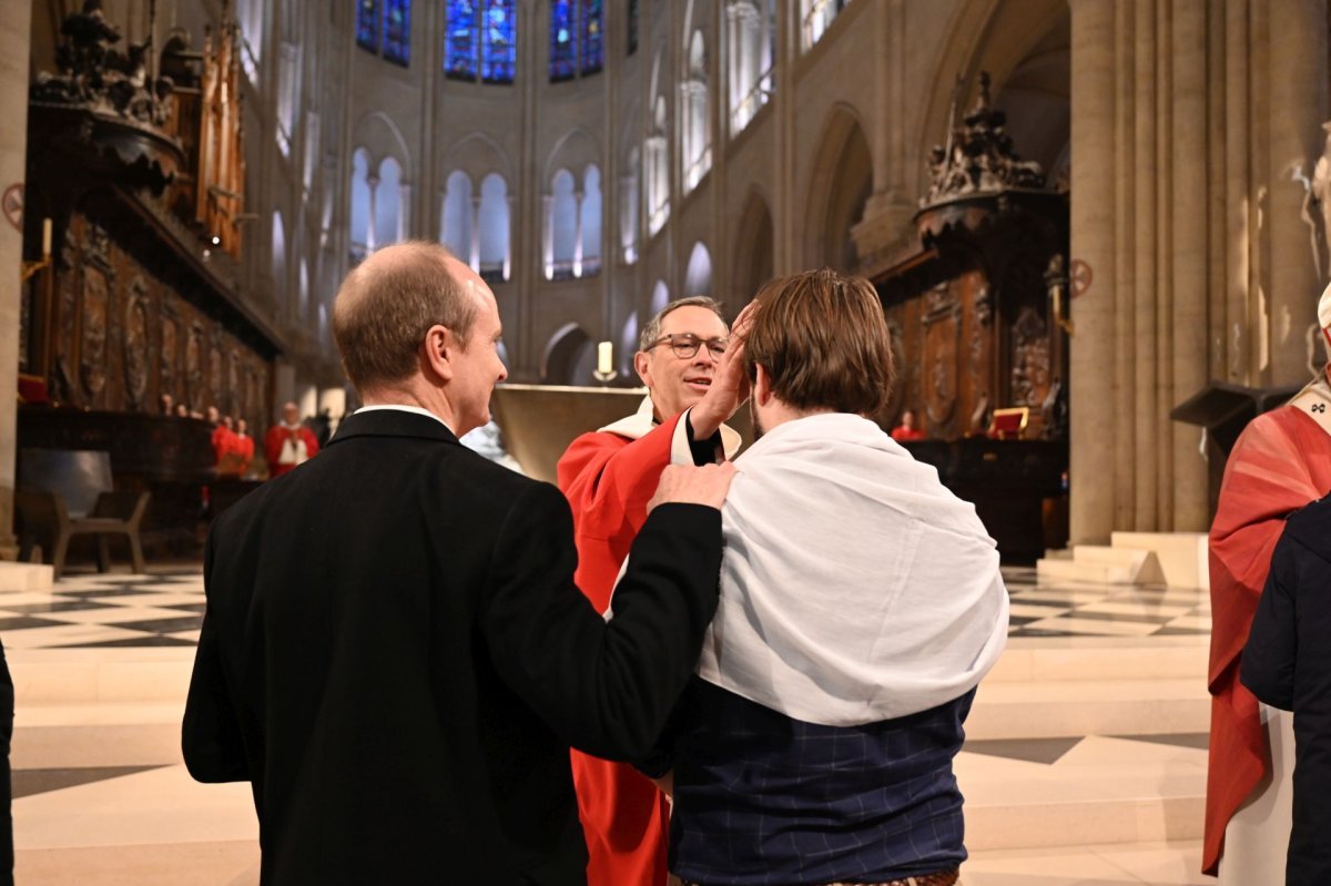 Confirmation des adultes en décembre 2025. © Marie-Christine Bertin / Diocèse de Paris.