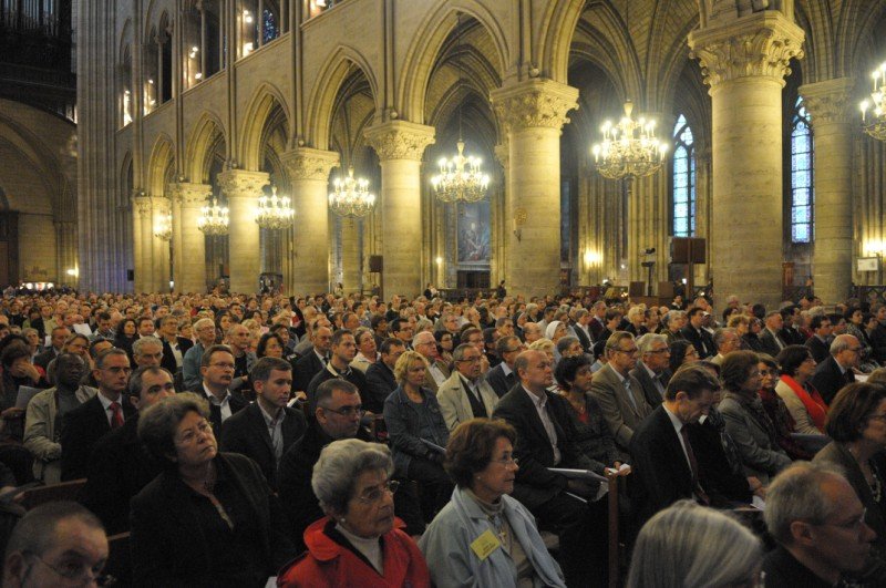 Plus de 1 000 personnes étaient réunies dans la cathédrale.. 
