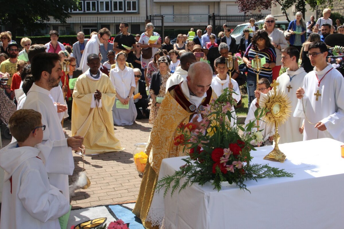 Procession de Notre-Dame de Nazareth. © Paroisse Notre-Dame de Nazareth.