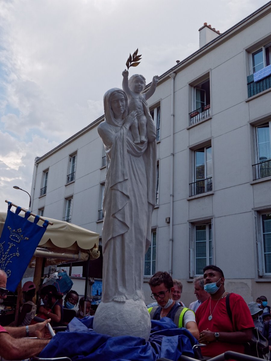 Procession “M de Marie” jusqu'à Notre-Dame du Perpétuel-Secours. © Yannick Boschat / Diocèse de Paris.