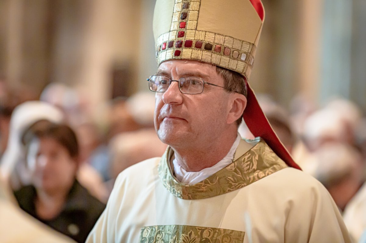 Imposition du pallium à Mgr Éric de Moulins-Beaufort par le cardinal André (…). © JB Delerue / Diocèse de Reims.