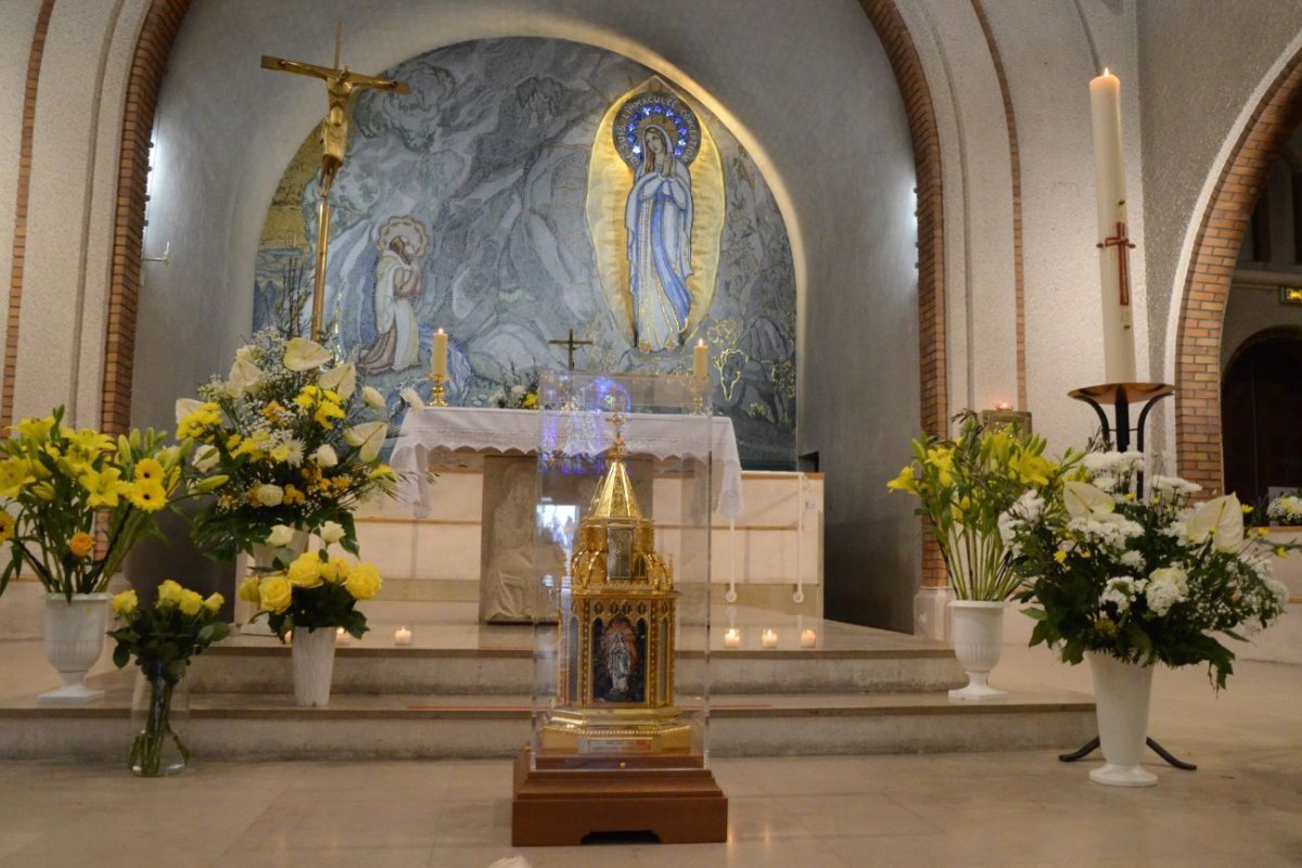 Accueil des reliques de sainte Bernadette à la chapelle Sainte-Bernadette de (…). © Michel Pourny.