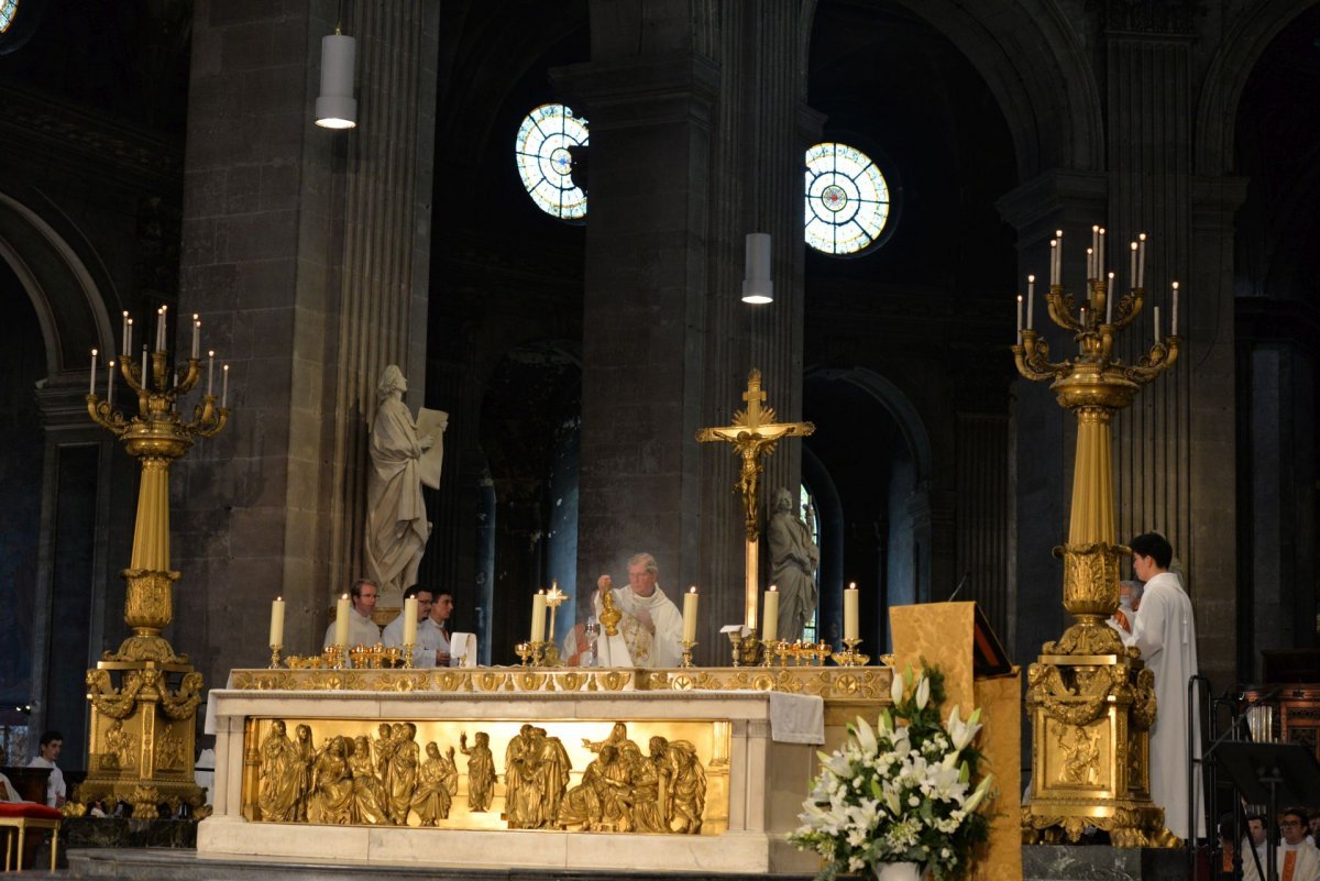 Ordination sacerdotale 2022 : offertoire. © Marie-Christine Bertin / Diocèse de Paris.