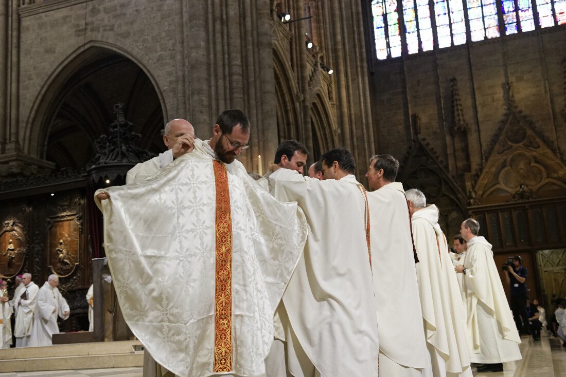 Remise de l'étole et de la chasuble. © Trung Hieu Do / Diocèse de Paris.