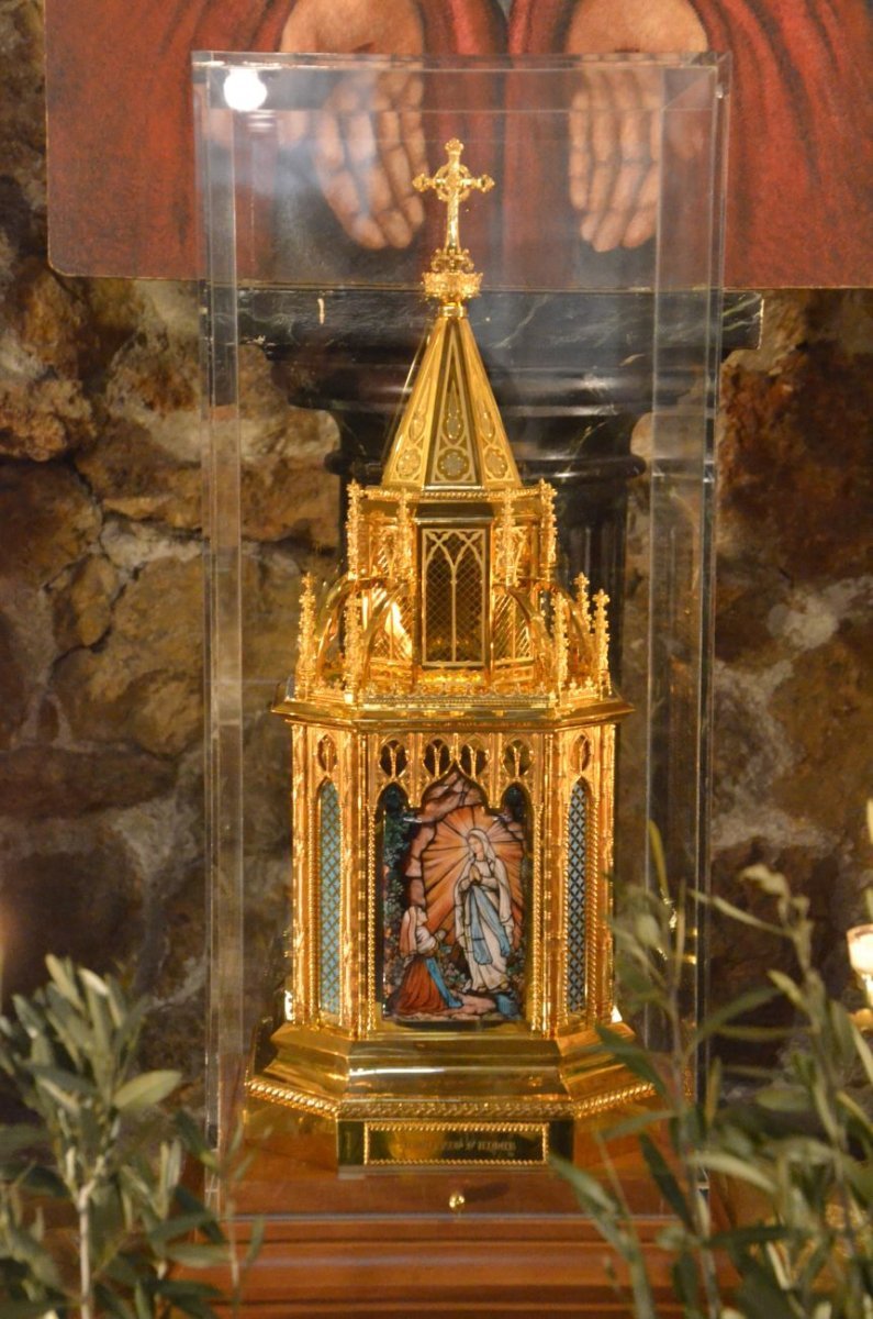 Accueil des reliques de sainte Bernadette à Saint-Nicolas des Champs. © Michel Pourny.