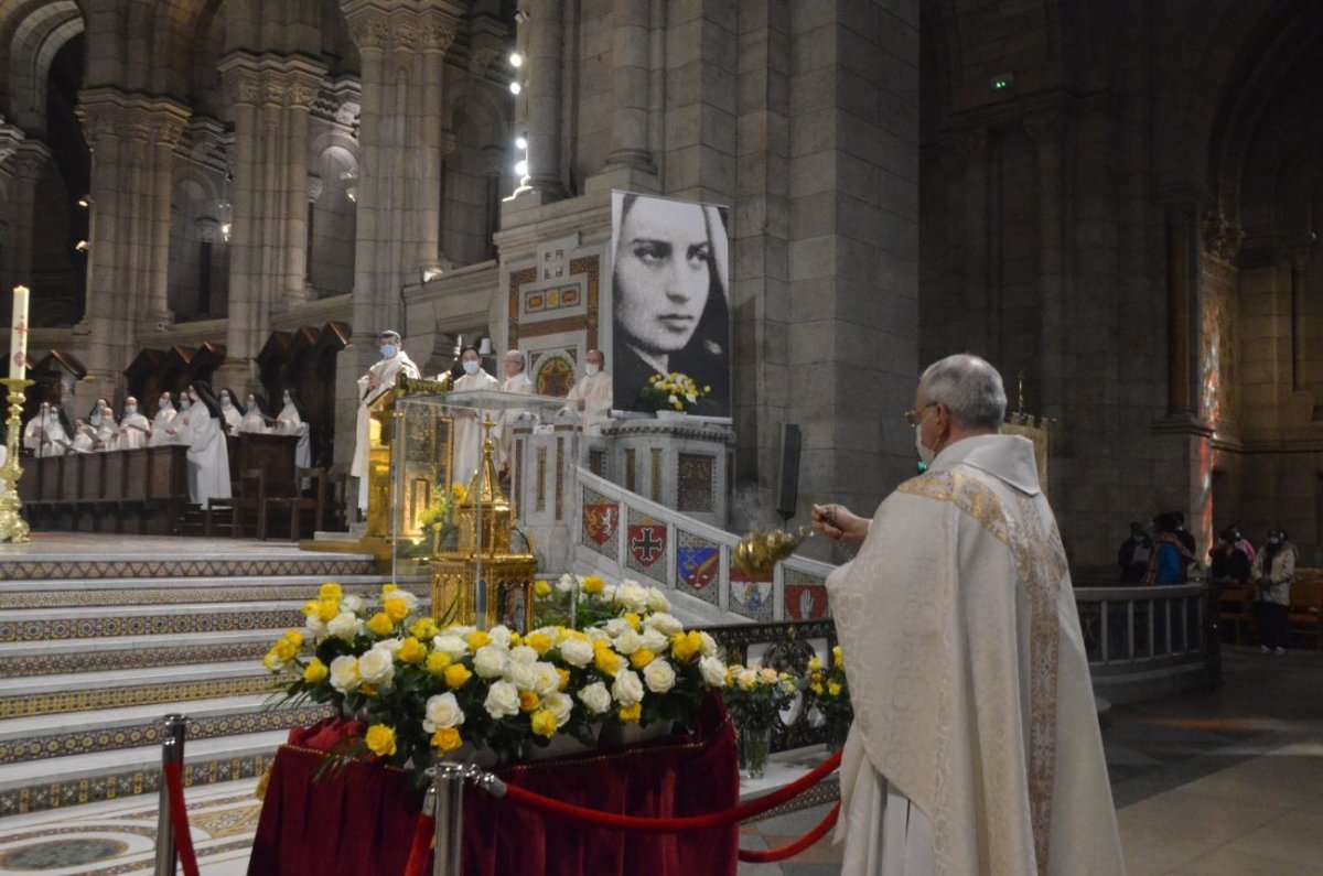 Accueil des reliques de sainte Bernadette au Sacré-Cœur de Montmartre. © Michel Pourny.