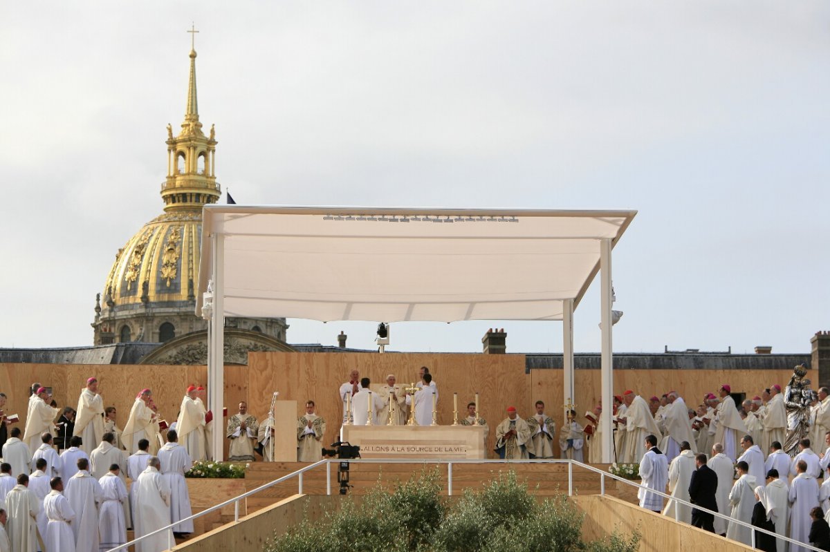 Messe sur l'esplanade des Invalides célébrée par Benoît XVI. Reproduction interdite. © CIRIC.