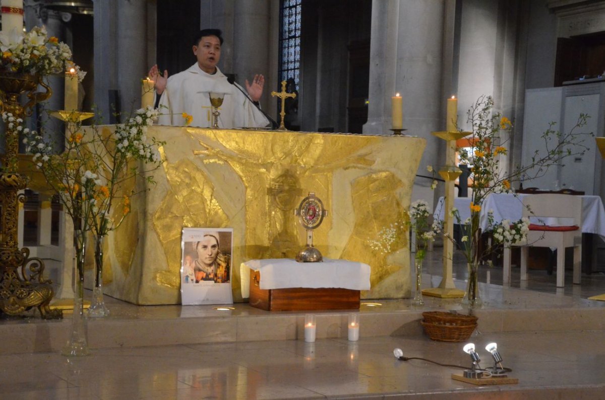 Accueil des reliques de sainte Bernadette à Notre-Dame des Champs. © Michel Pourny.