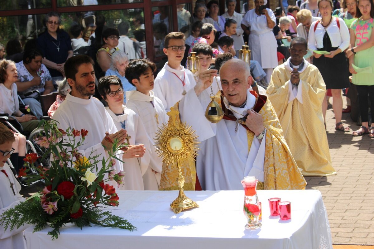 Procession de Notre-Dame de Nazareth. © Paroisse Notre-Dame de Nazareth.