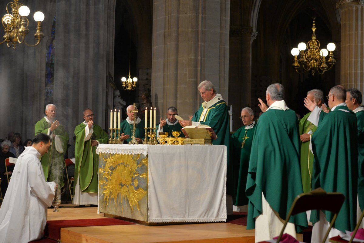 Imposition du pallium à Mgr Laurent Ulrich. © Marie-Christine Bertin / Diocèse de Paris.