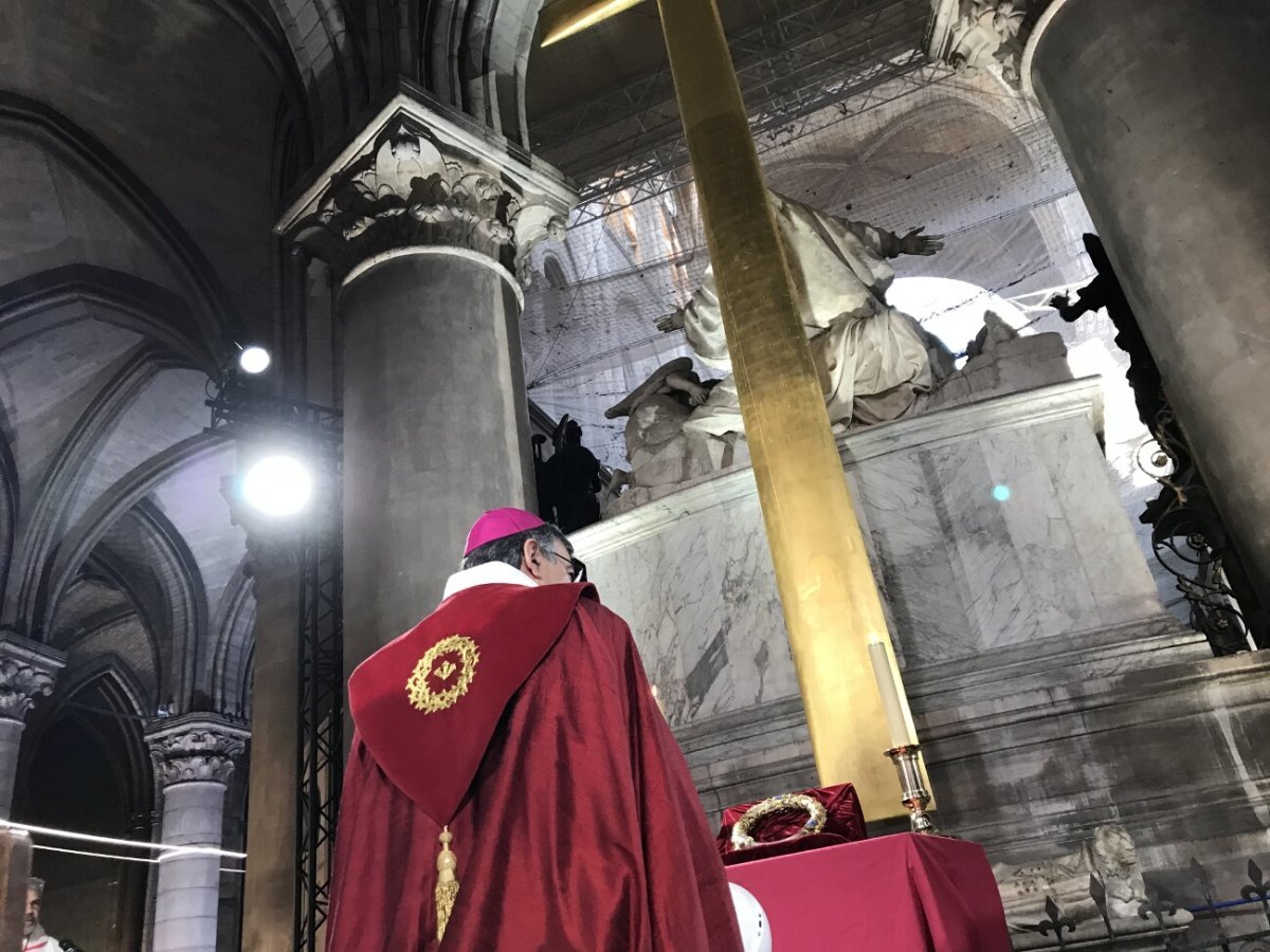 Vénération de la couronne d'épines à Notre-Dame de Paris. © André Finot / Notre-Dame de Paris.