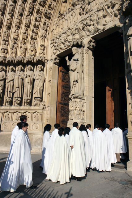 Entrée des nouveaux baptisés dans la cathédrale. © Armelle de Brichambaut.