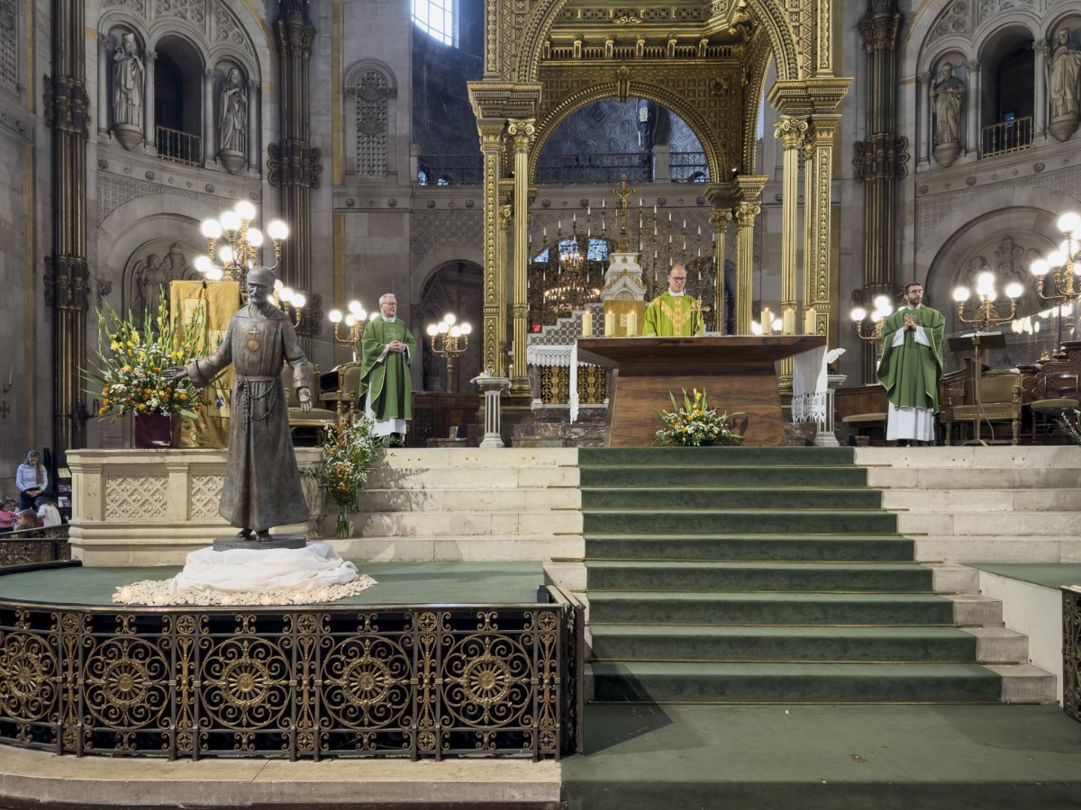 Dévoilement de la statue de saint Charles de Foucauld à Saint-Augustine. © Benjamin Monnerot-Dumaine.