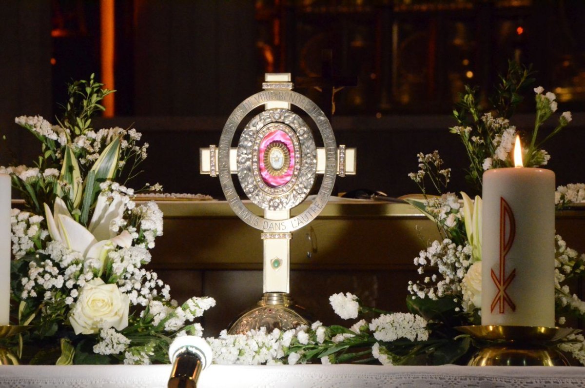 Accueil des reliques de sainte Bernadette au Saint-Esprit. © Michel Pourny.