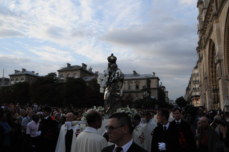 Août 2010 : Procession fluviale du 15 août autour de Notre-Dame de Paris. Près de 5 000 pèlerins ont embarqué sur 13 bateaux à la veille du 15 août. 