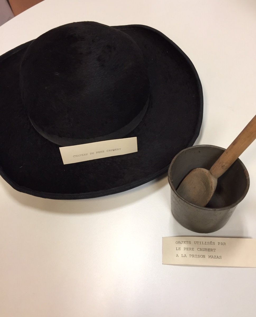 Chapeau et gobelet ayant appartenu au P. Caubert. © CDAS / Diocèse de Paris.