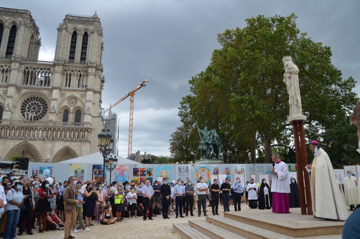 Chapelet “M de Marie” avec Mgr Michel Aupetit sur le parvis de Notre-Dame de (…). © Michel Pourny.