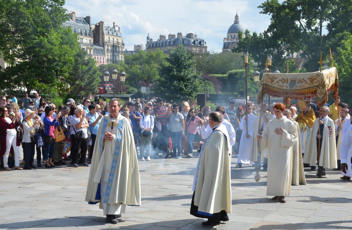 Procession à Notre-Dame de Paris. © Michel Pourny / Diocèse de Paris.