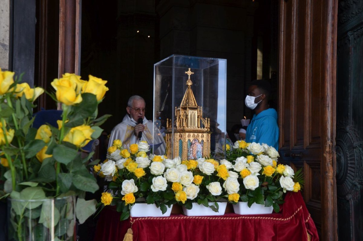 Accueil des reliques de sainte Bernadette au Sacré-Cœur de Montmartre. © Michel Pourny.