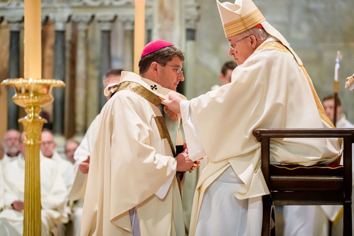 Imposition du pallium à Mgr Éric de Moulins-Beaufort par le cardinal André (…). © JB Delerue / Diocèse de Reims.