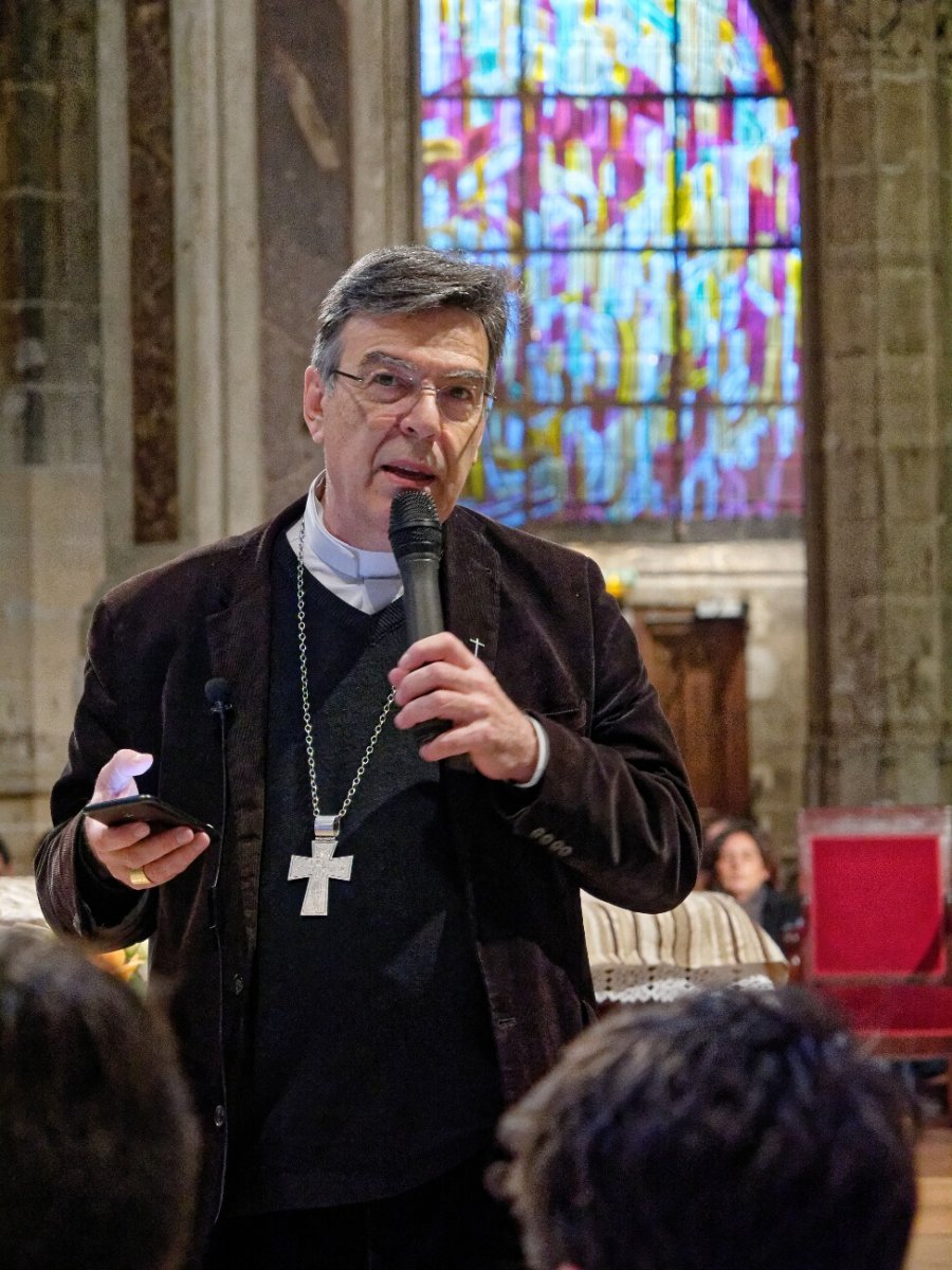 Rencontre avec Mgr Michel Aupetit, archevêque de Paris, à Saint-Séverin. © Yannick Boschat / Diocèse de Paris.