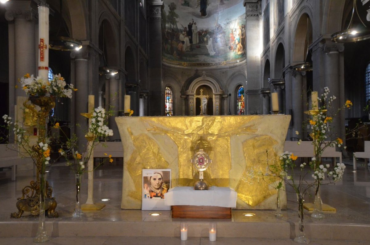 Accueil des reliques de sainte Bernadette à Notre-Dame des Champs. © Michel Pourny.