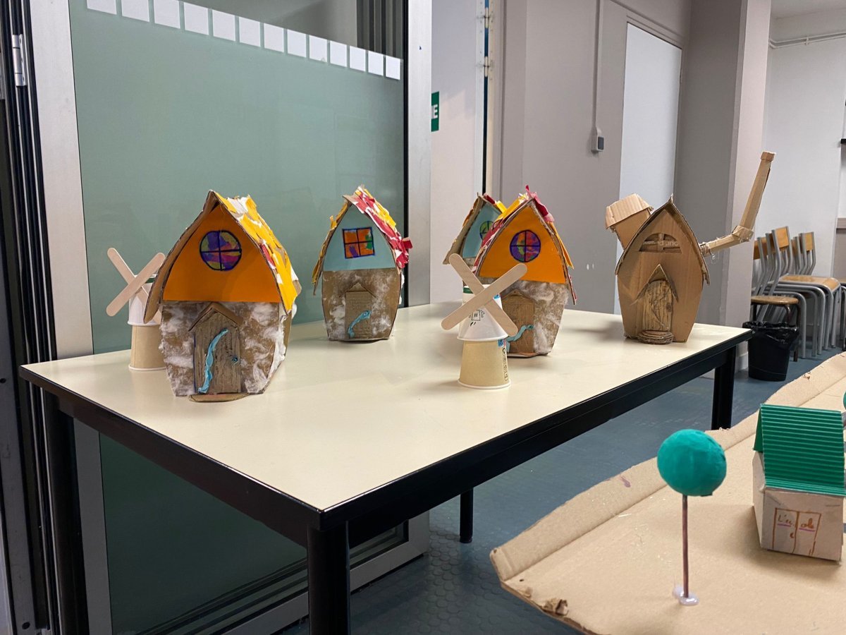 Grâce aux enfants de maternelle des 4H, voici des moulins colorés © Diocèse de Paris - Vicariat Enfance Adolescence.