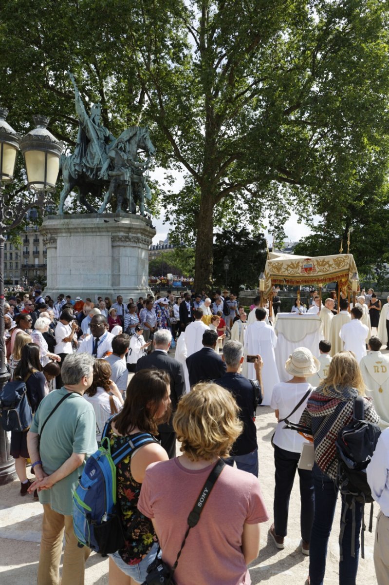 Procession à Notre-Dame de Paris. © Yannick Boschat / Diocèse de Paris.