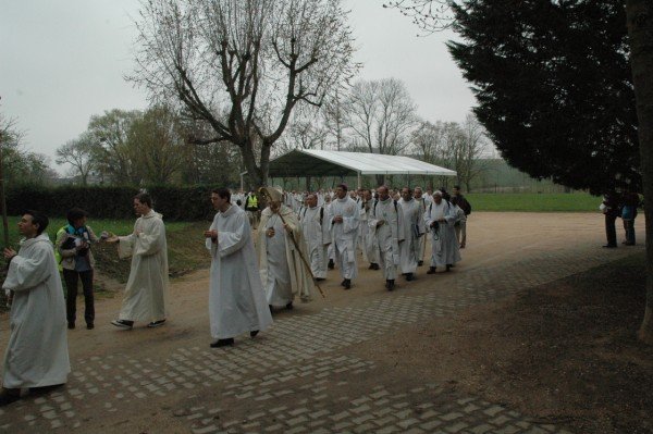 Les cinq vicaires généraux faisaient partie du pèlerinage, entourant (…). 