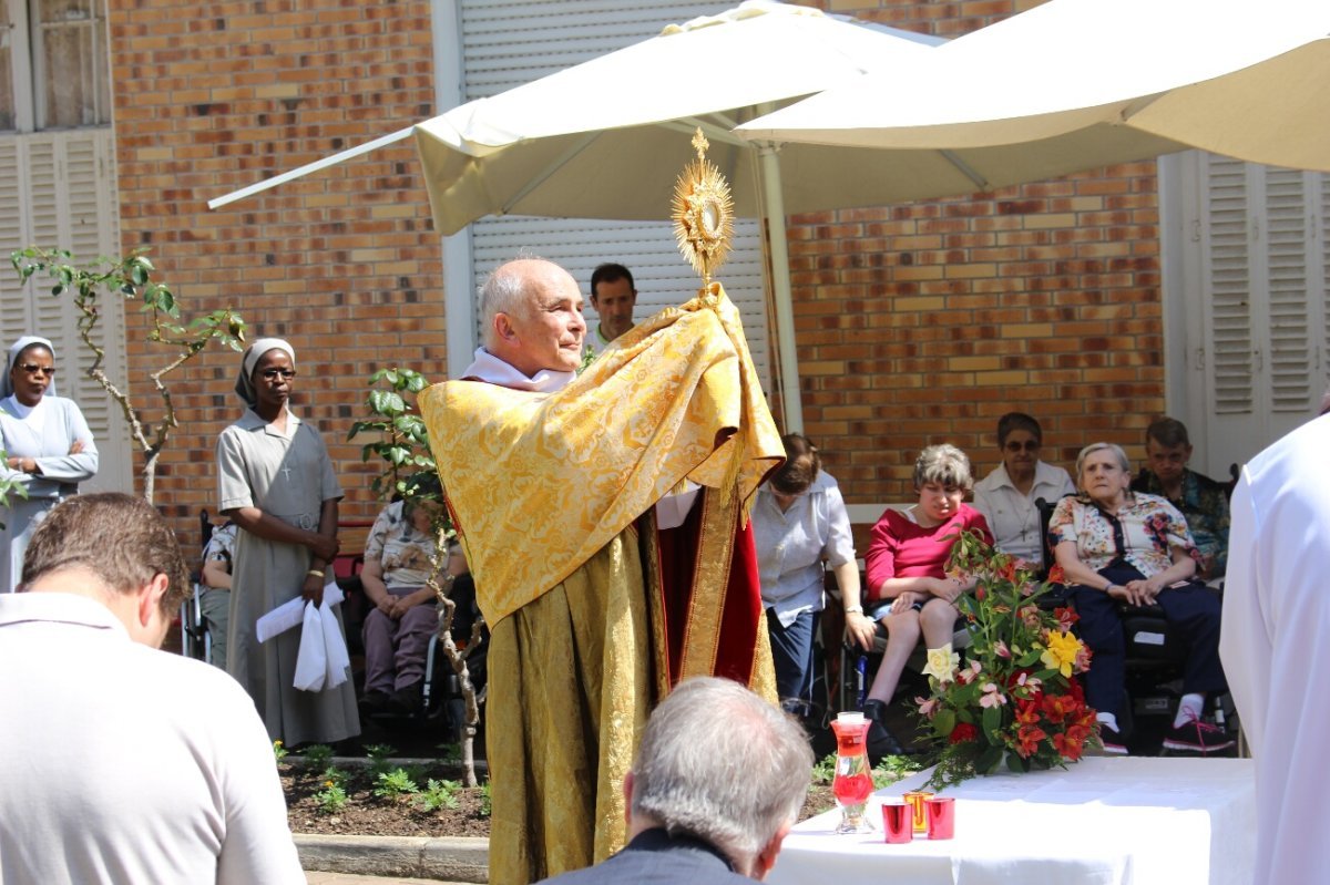 Procession de Notre-Dame de Nazareth. © Paroisse Notre-Dame de Nazareth.