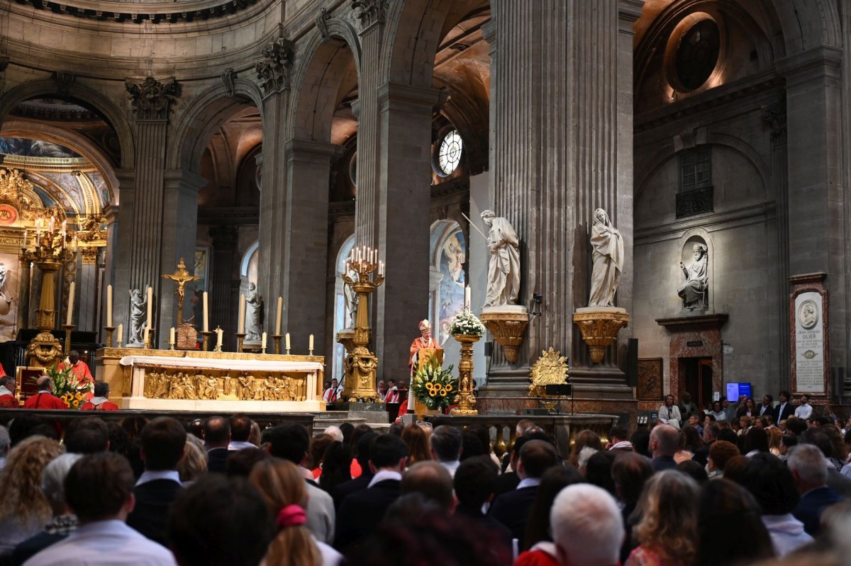 Confirmations d'adultes en juin 2025. Célébration de 16h. © Marie-Christine Bertin / Diocèse de Paris.