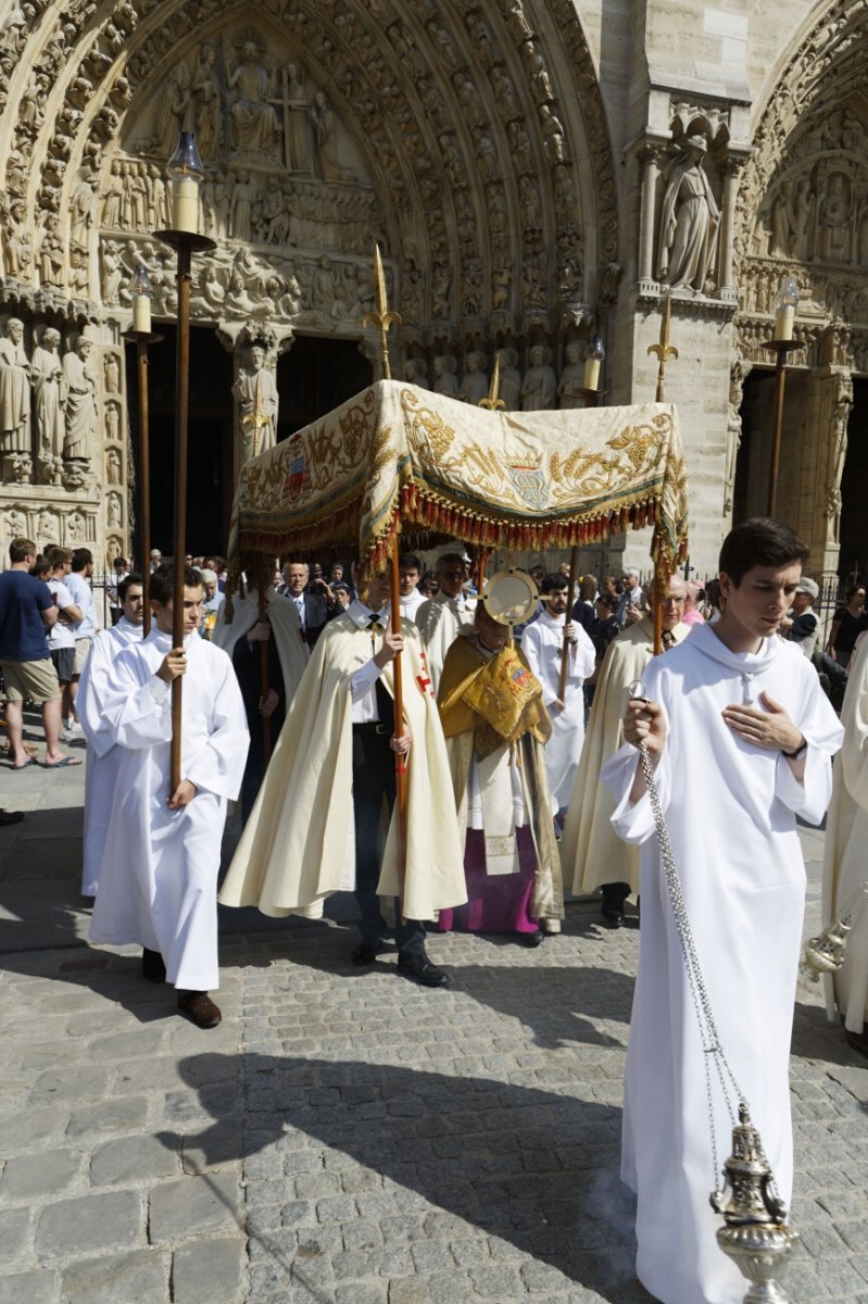 Procession à Notre-Dame de Paris. © Yannick Boschat / Diocèse de Paris.