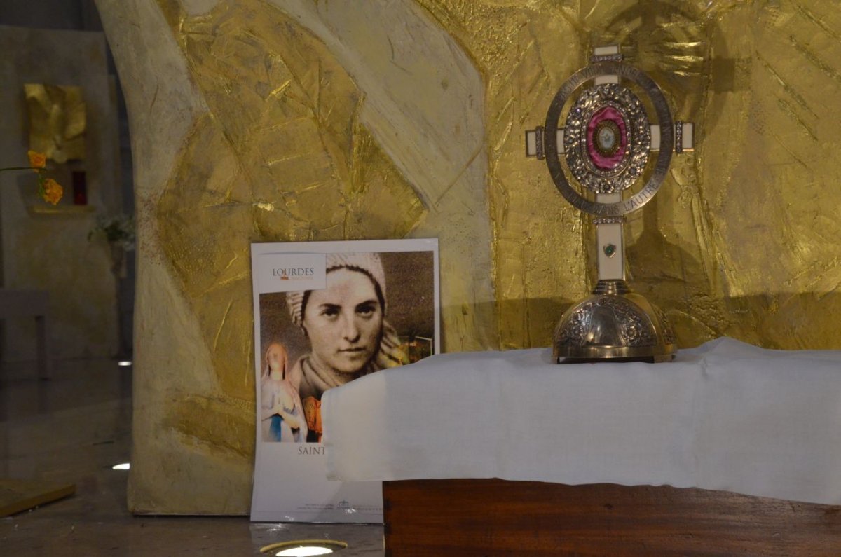 Accueil des reliques de sainte Bernadette à Notre-Dame des Champs. © Michel Pourny.