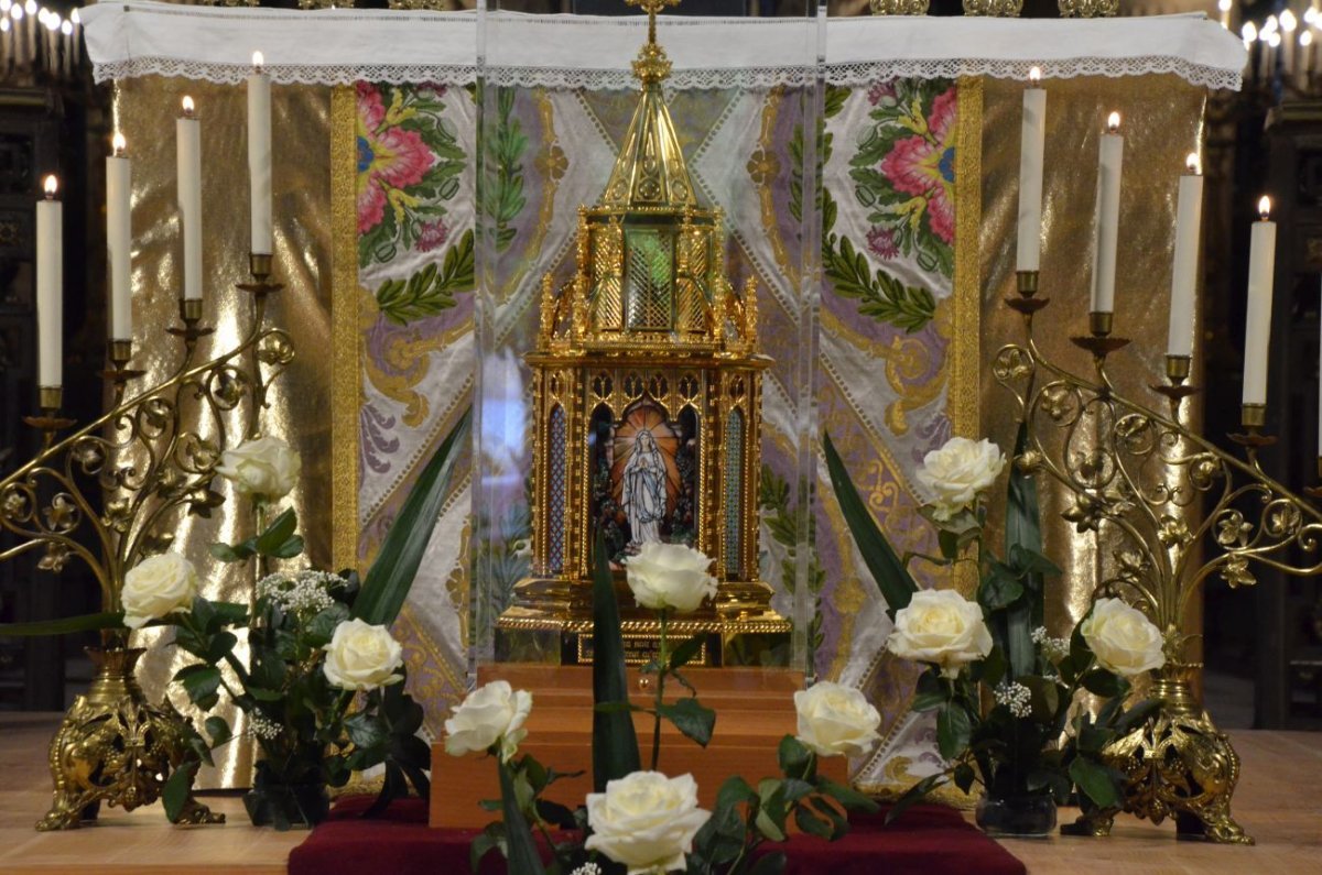 Accueil des reliques de sainte Bernadette à Saint-Germain l'Auxerrois. © Michel Pourny.