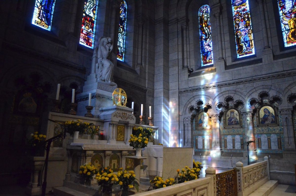 Accueil des reliques de sainte Bernadette au Sacré-Cœur de Montmartre. © Michel Pourny.
