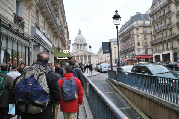 Une marche dans les rues de Paris, propice aux échanges et aux discussions. Photo Pierre-Louis Lensel 