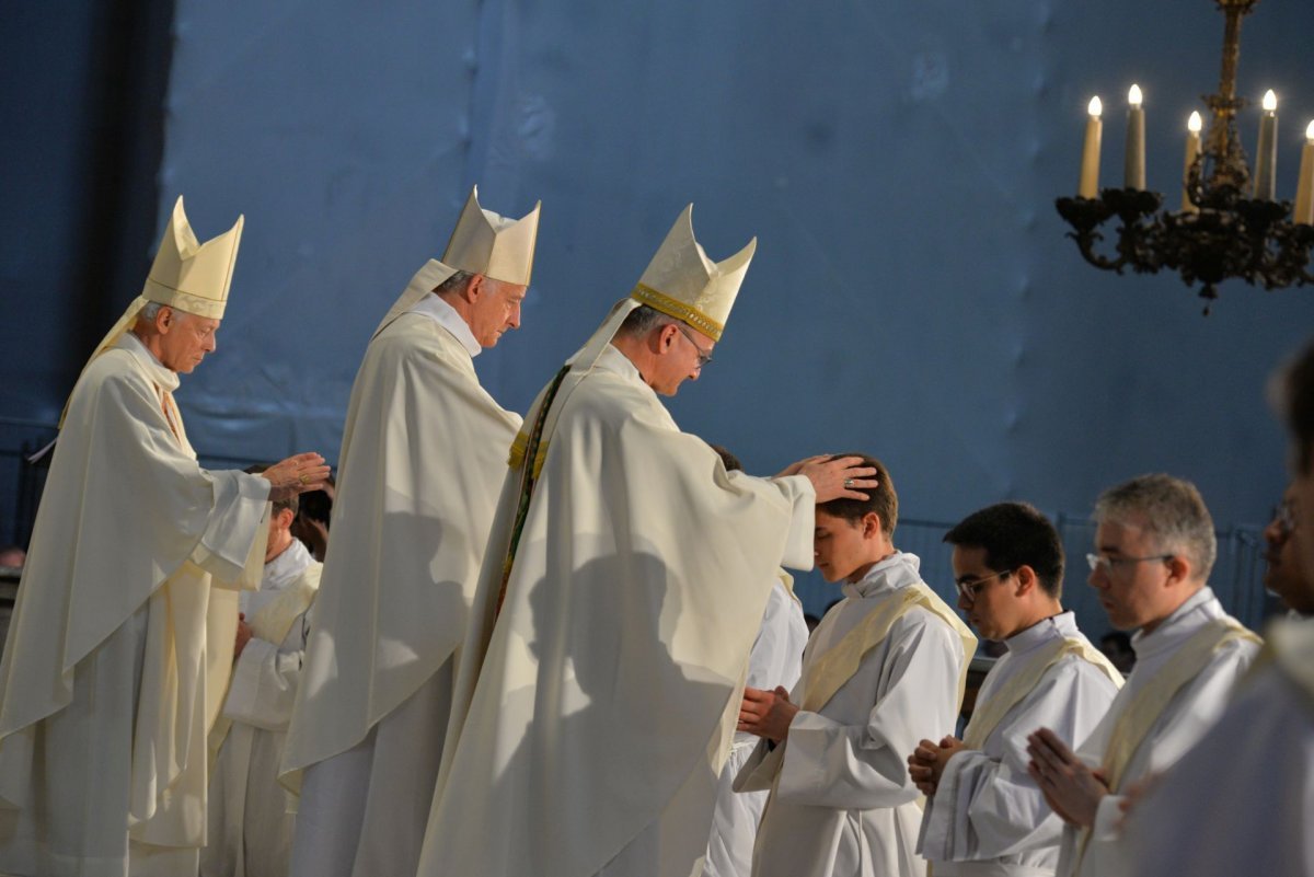 Ordination sacerdotale 2022 : imposition des évêques. © Marie-Christine Bertin / Diocèse de Paris.