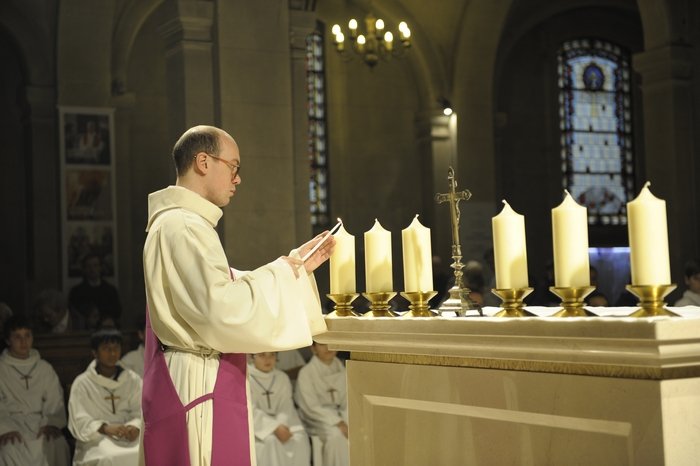 Illumination avec les cierges qui honorent le Christ « lumière des nations ». © Trung Hieu Do / Diocèse de Paris.