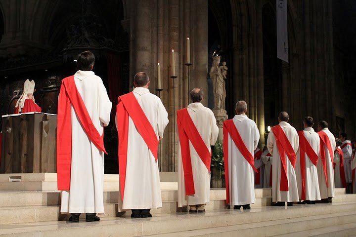 Ordinations de diacres permanents 2010 – Les diacres confient leur ministère (…). © Yannick Boschat / Diocèse de Paris.