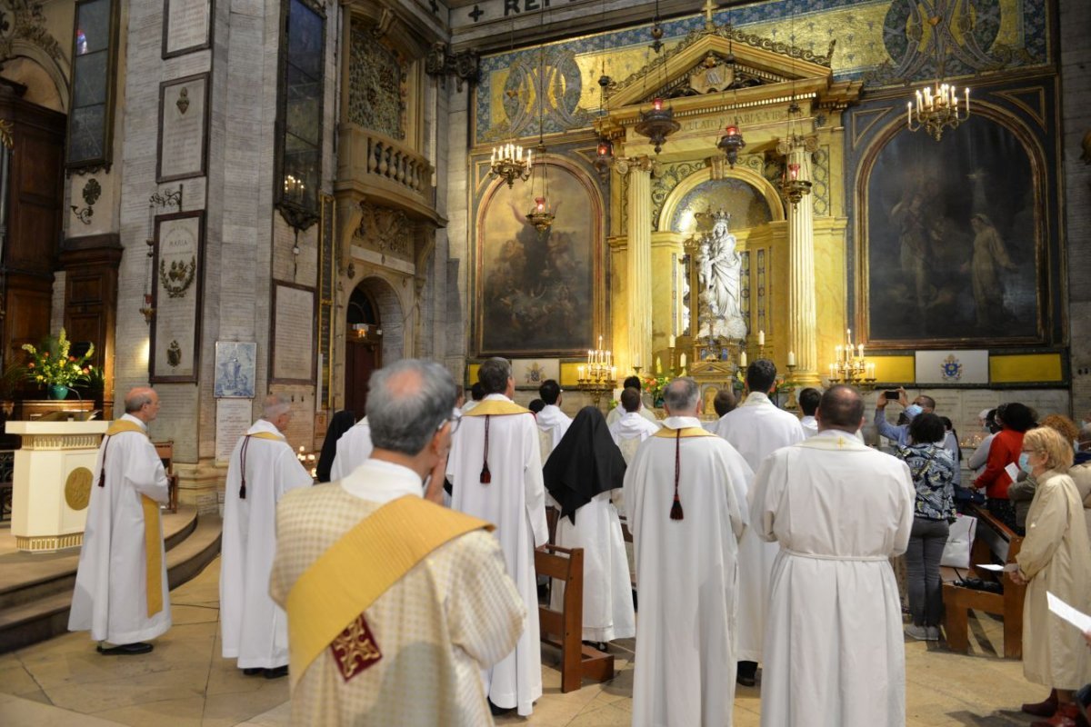 Messe des nouveaux prêtres à Notre-Dame des Victoires 2021. © Marie-Christine Bertin / Diocèse de Paris.