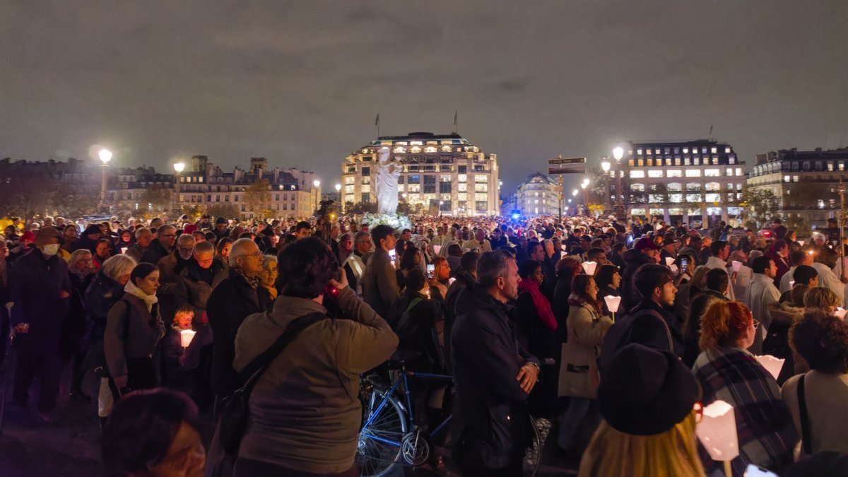 Notre Dame retrouve sa Cathédrale : procession vers le parvis de la cathédrale. © Yannick Boschat / Diocèse de Paris.