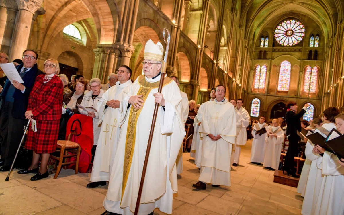 Imposition du pallium à Mgr Éric de Moulins-Beaufort par le cardinal André (…). © JB Delerue / Diocèse de Reims.