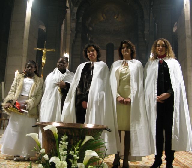 Les nouveaux baptisés à Notre-Dame d'Auteuil. 