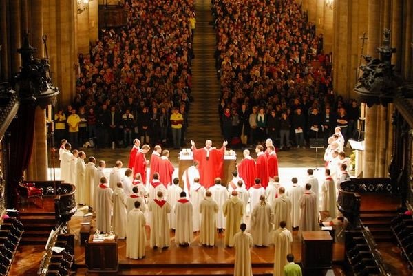 Novembre : Messe des étudiants à Notre-Dame de Paris. 2 500 jeunes rassemblés à la messe célébrée par Mgr Vingt-Trois. 