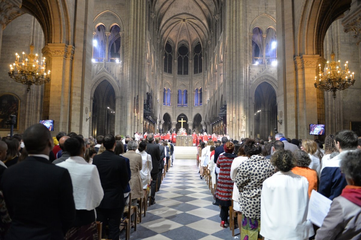 Confirmations d'adultes au cours de la Vigile de la Pentecôte 2018. © Marie-Christine Bertin / Diocèse de Paris.