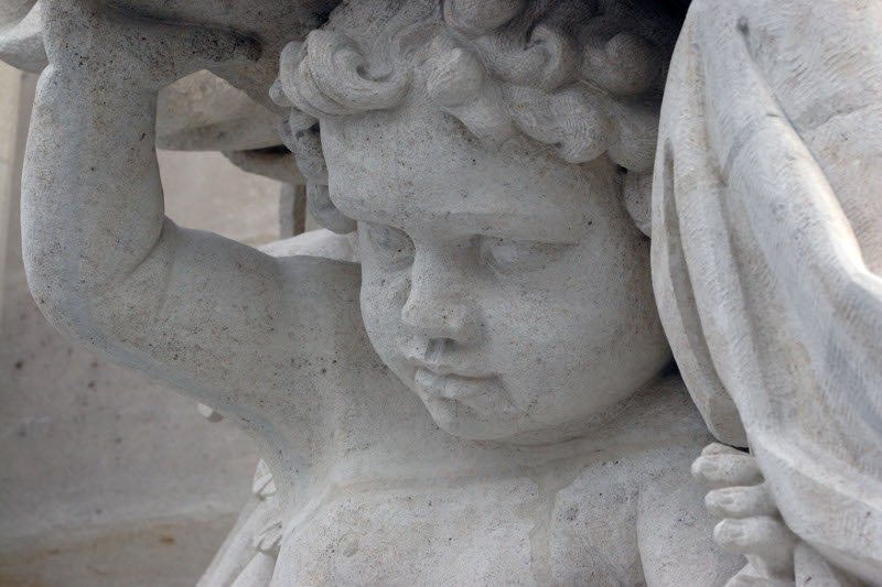 L'ange, attribut de l'évangéliste saint Matthieu, portant une (…). Reportage Paris Notre-Dame par Ariane Rollier. Photo de Yannick Boschat. 