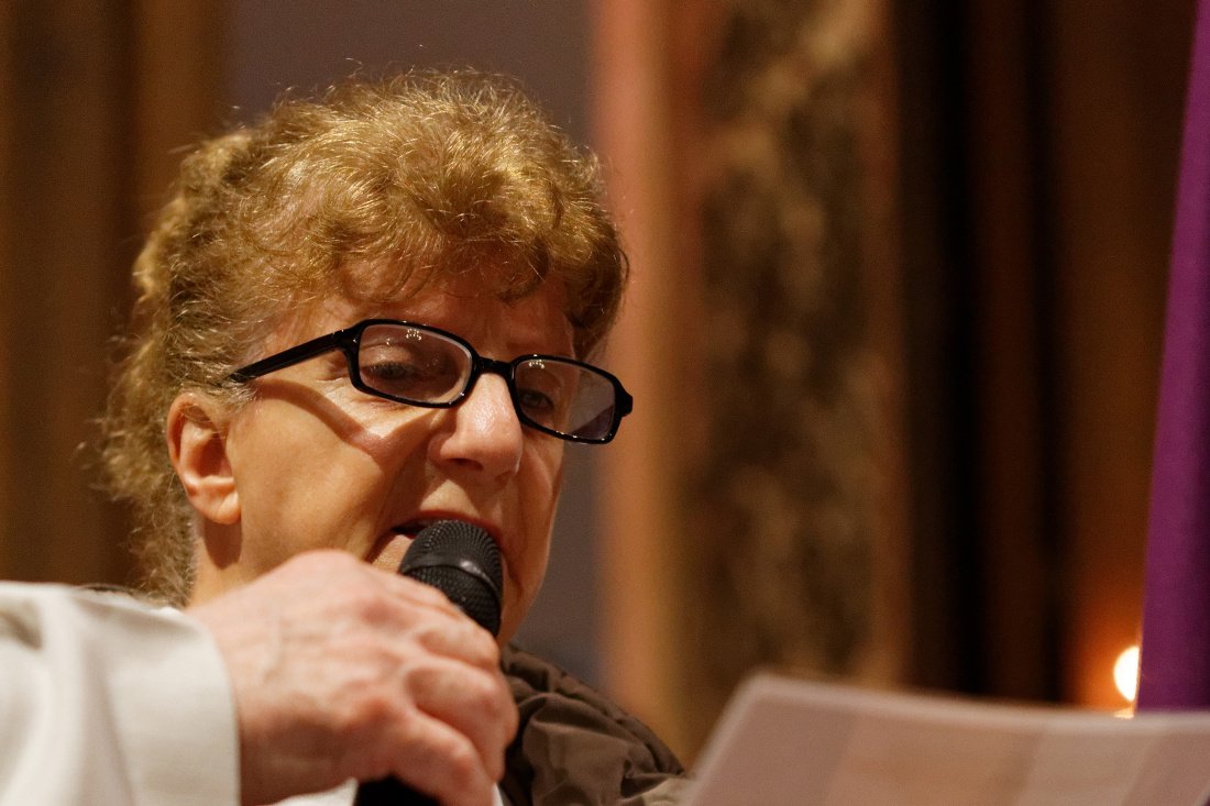 Josette de l'association La pierre d'angle lit la prière du pape (…). © Yannick Boschat / Diocèse de Paris.