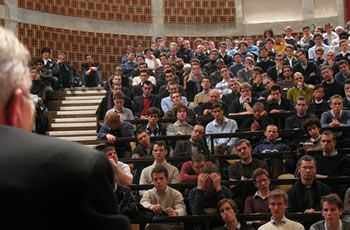 Décembre : Fête du séminaire. Conférence du Cardinal André Vingt-Trois au collège Stanislas devant 200 jeunes hommes de 15 à 35 ans. 