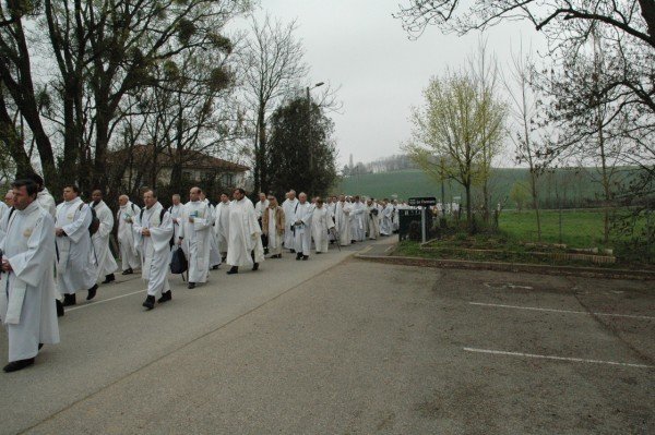 Tous en procession du Monument de la rencontre, aux abords d'Ars, (…). 