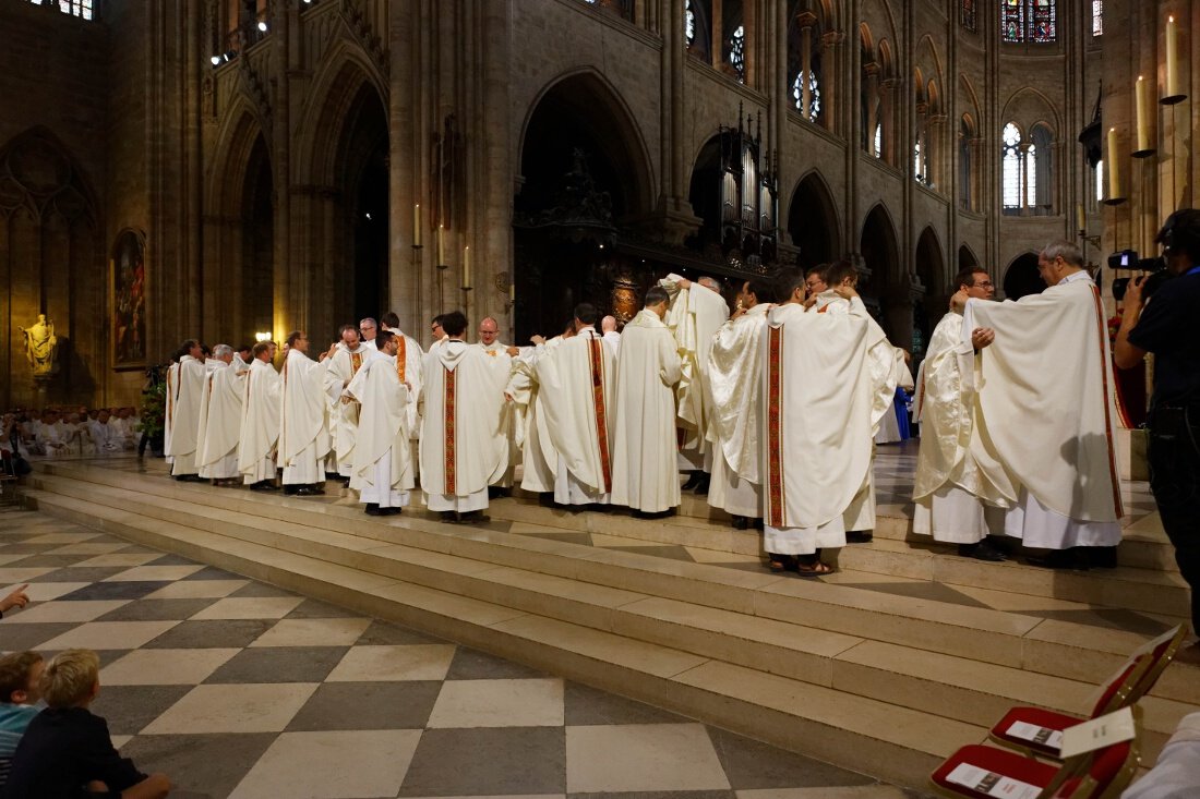 Remise de l'étole et de la chasuble. © Yannick Boschat / Diocèse de Paris.